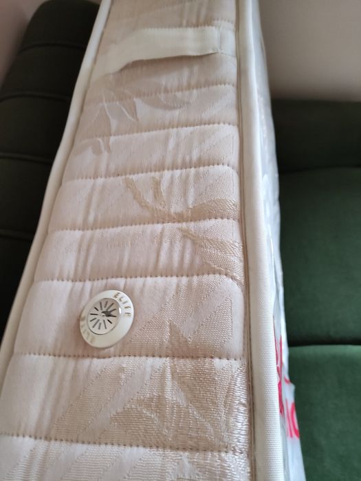 Продавам двулицев матрак