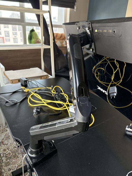 Монитор с кронштейном