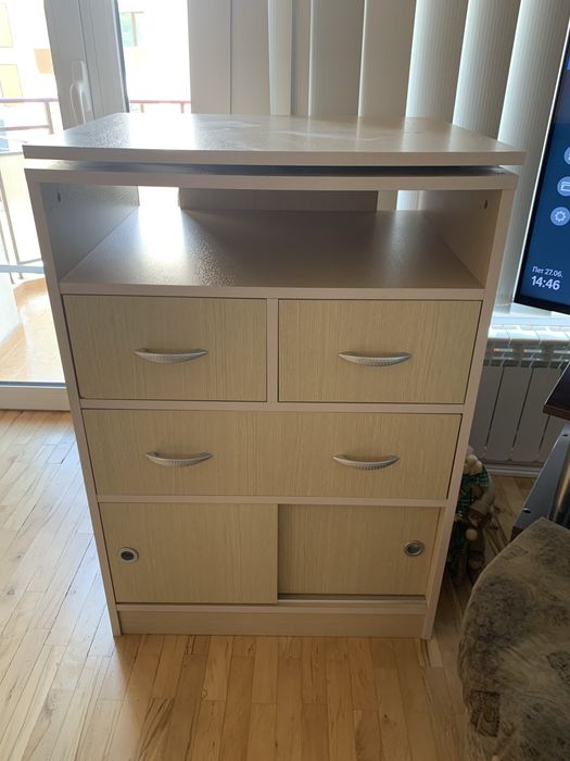 Шкаф с въртяща се поставка