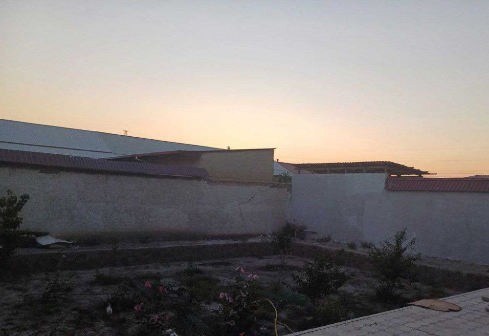 Hovli sotiladi srochno