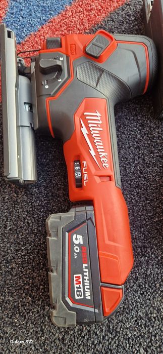 Milwaukee ferestrau pendular pe acumulator.