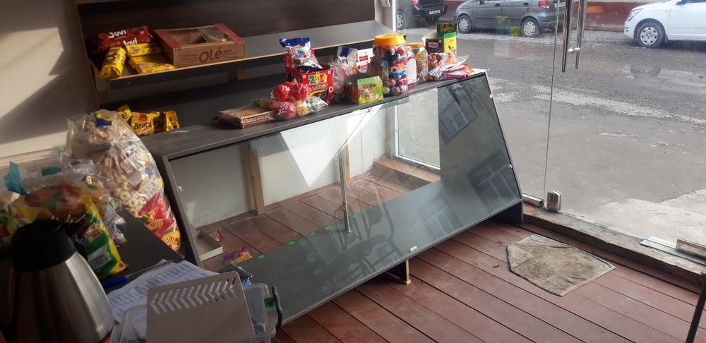 2та Стелаж ва 2та витрина сотилади