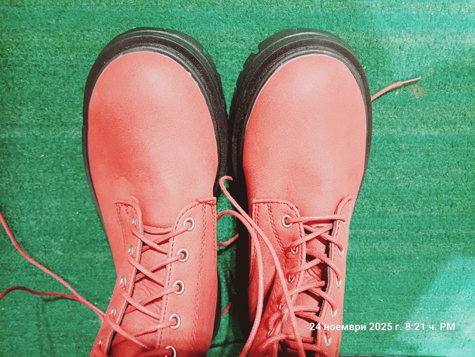 Червени ботуши с връзки