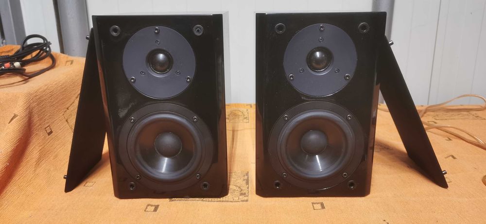 Bookshelf Yamaha NX-E700