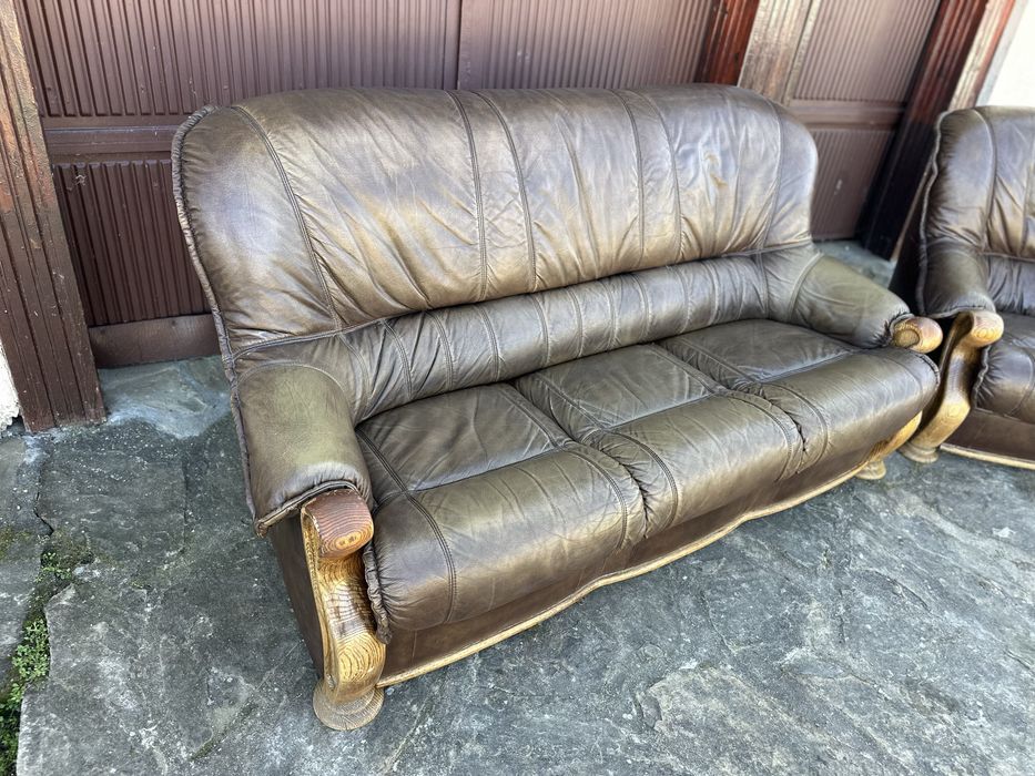 Кожен диван и  фотьойл – естествена кожа, масивни дървени детайли