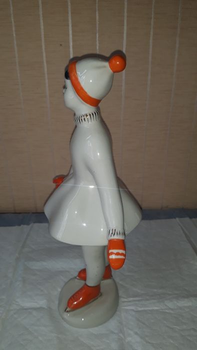 Продам фарфоровую статуэтку