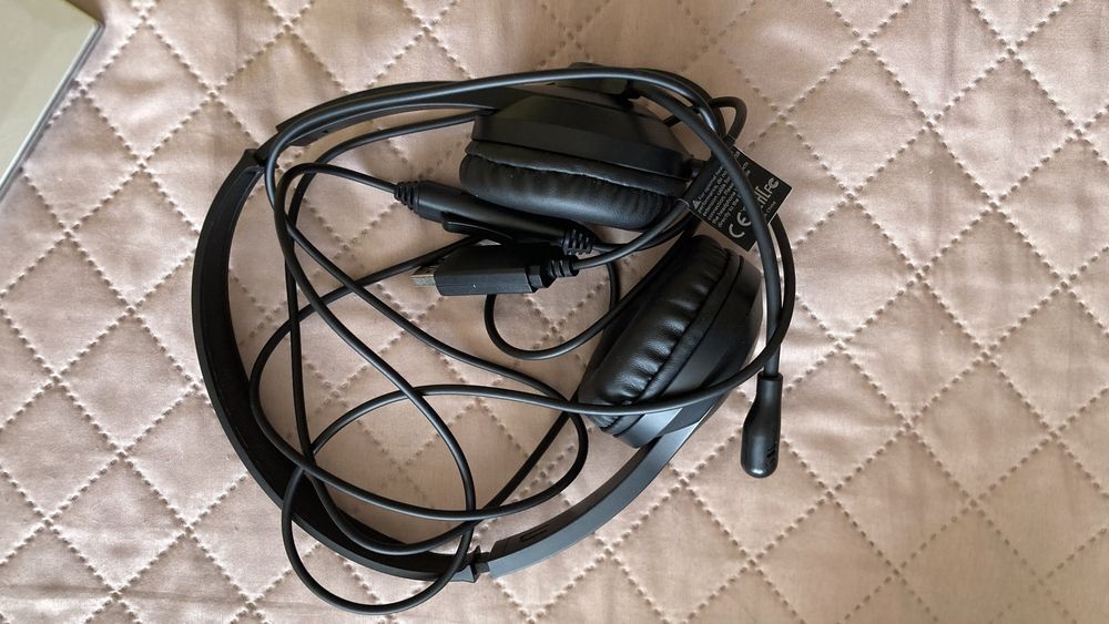 Ноутбук с наушниками