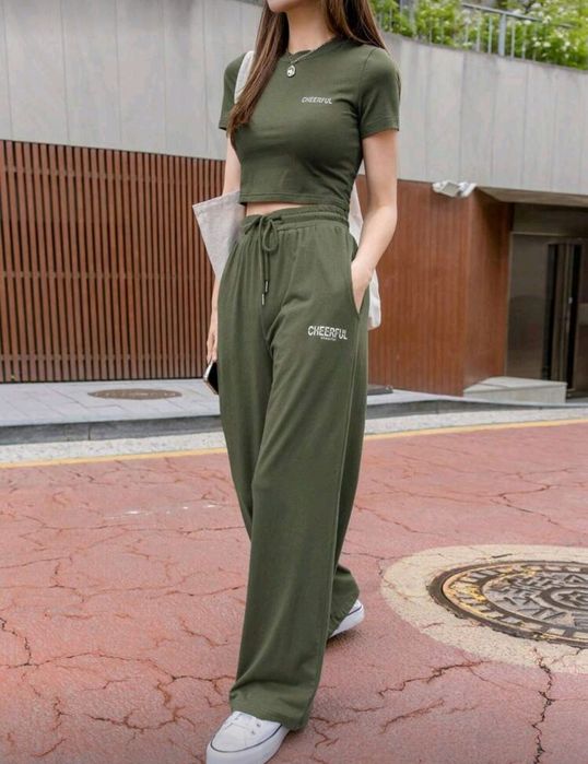 Дамски комплект в тъмносин цвят и комплект в цвят маслина