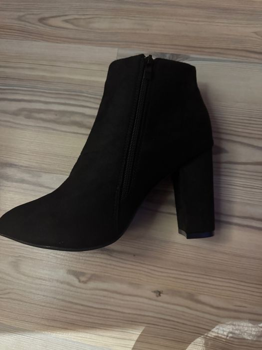 Чисто нови дамски боти