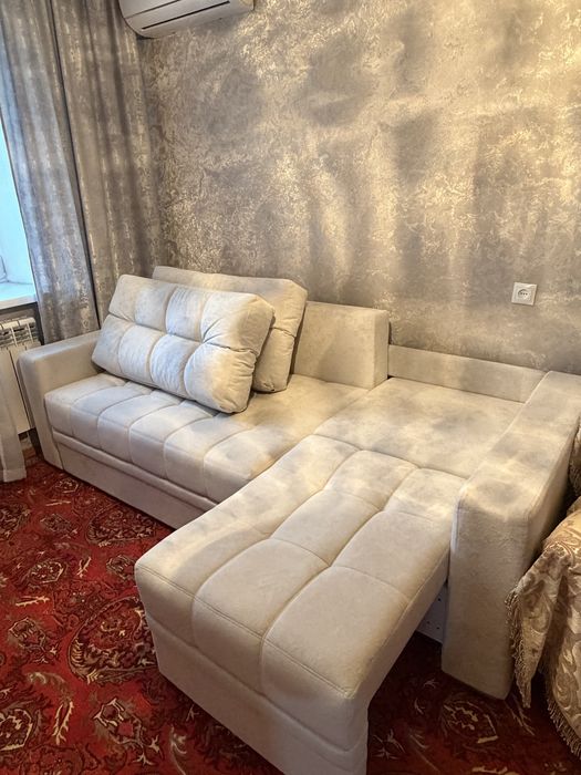 Продам диван в светлом цвете