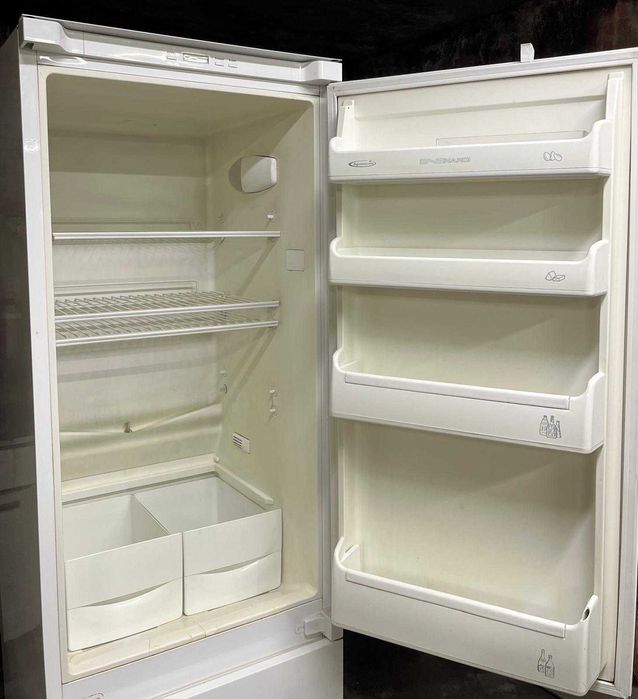 Хладилник с фризер за вграждане