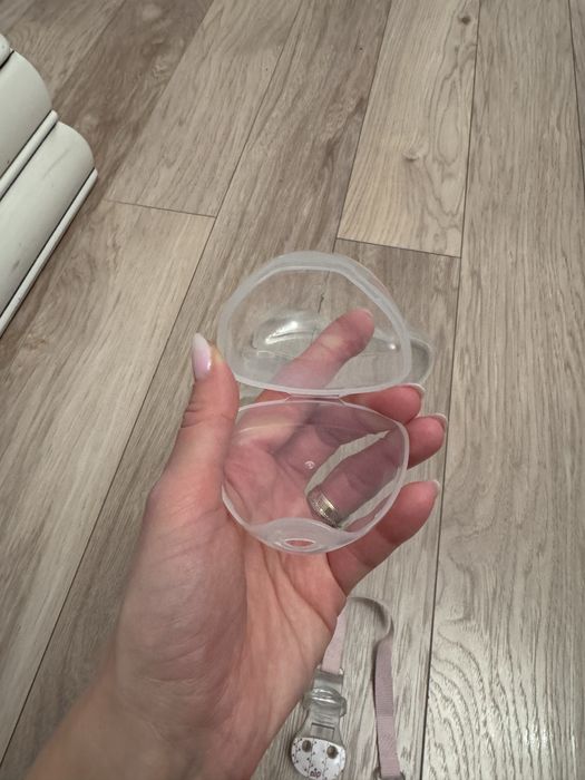 Set 5 cutiute depozitare suzete plus 2 lanturi pentru suzete