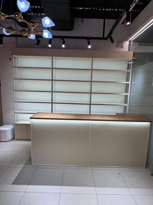 Продам 260000 ресепшен и стеллажи