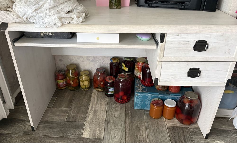 Письменный стол и полка