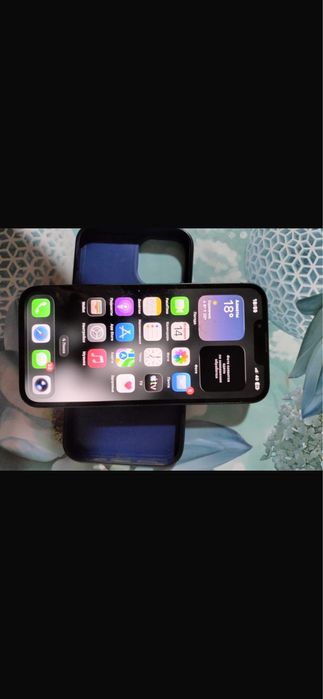 Продам айфон 13 с трешинами