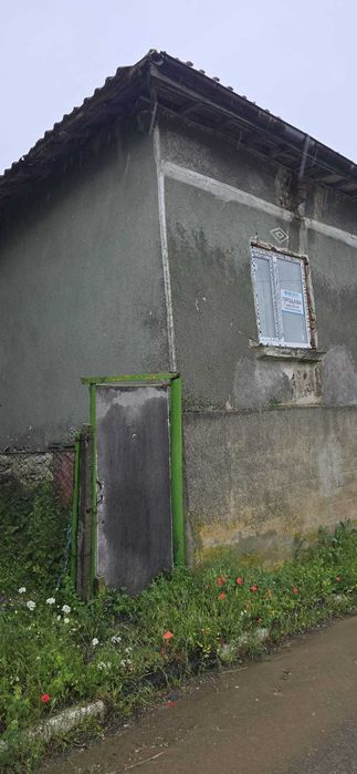 Продавам къща с двор