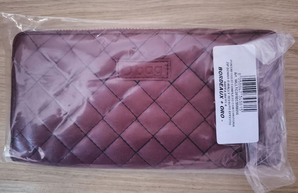 Чисто ново оригинално портмоне O bag, с етикет