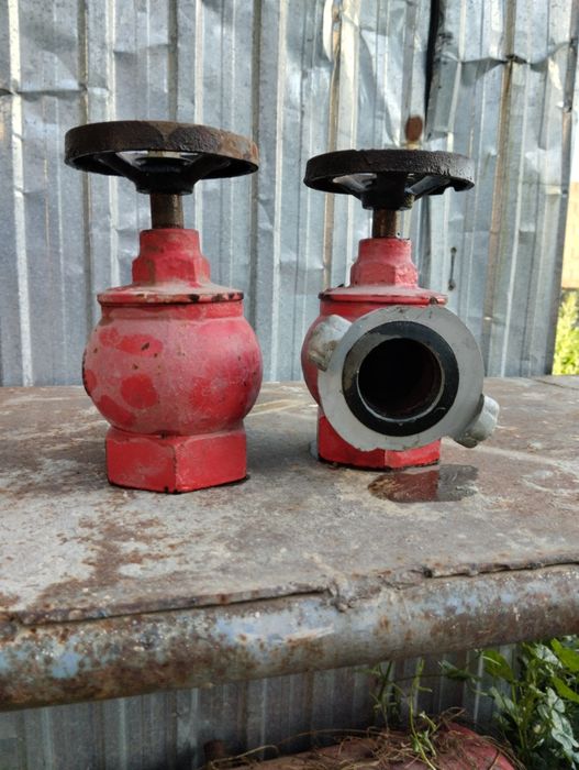 Пожарный кран с соединительом