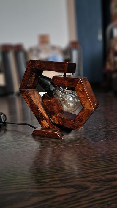 Lampa din lemn facuta manual