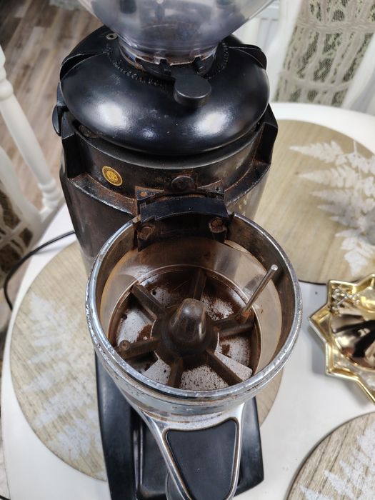 Râșniță de cafea profesională Compak K6 . Perfect funcționala.