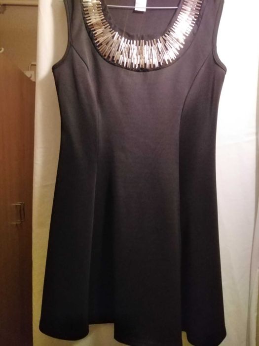 Rochie moderna cu model metalic aplicat