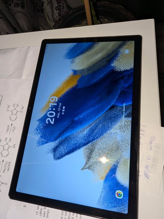 Vând tableta samsung tab A8