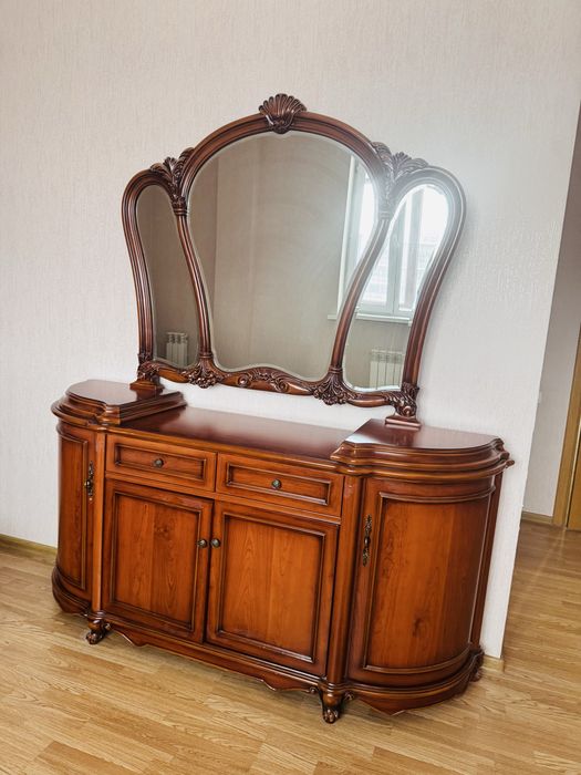 Комод с зеркалом