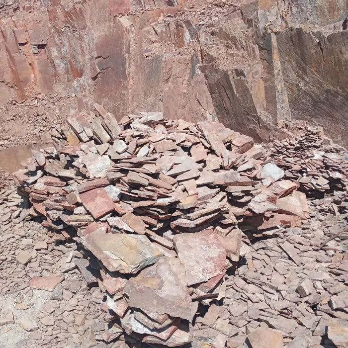 Горный рваный камень