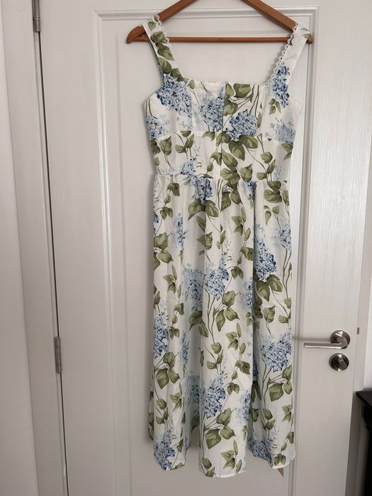 Rochie albă cu imprimeu albastru și verde