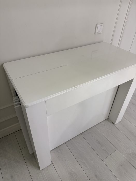 стол для гостей.