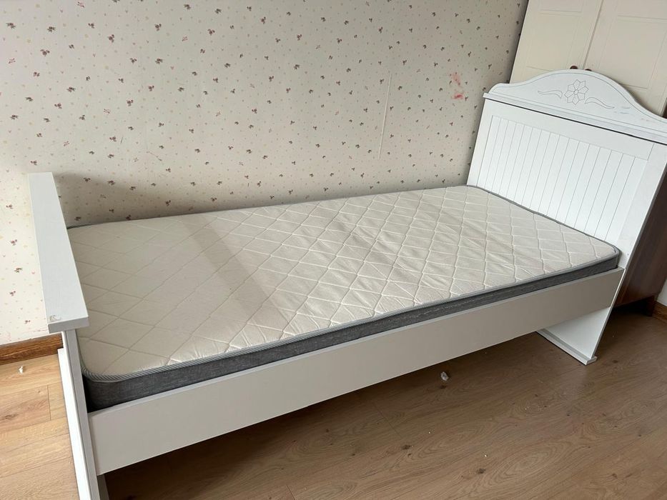 Кровать с матрасом 30000