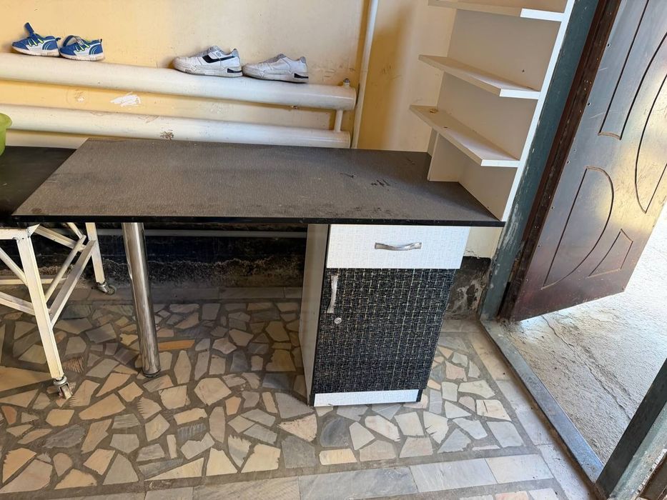 Маникюрный стол, тримо для салона красоты в комплекте сатылады.