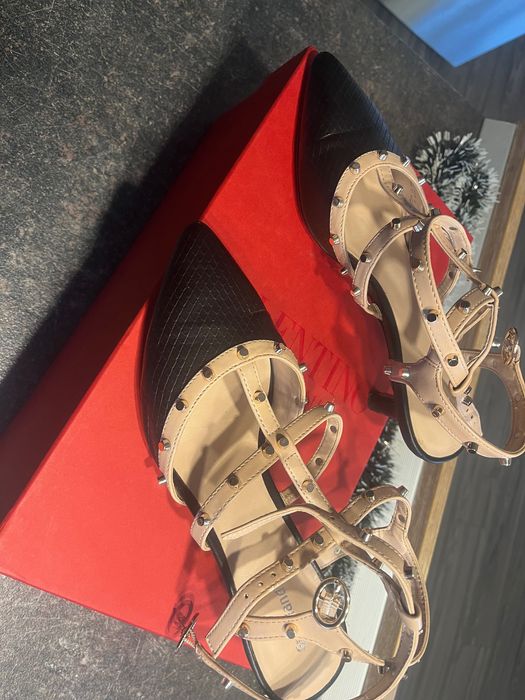 Обувки по Мордел Valentino