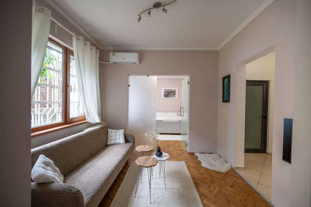 Дава се под наем Тристаен апартамент в София, Център - 70 кв.м за 999 € - Снимка #2