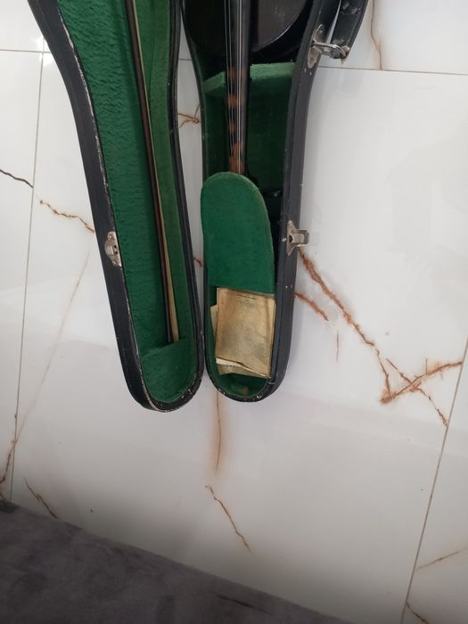 Vand )  vioara cea din poza este foarte veche