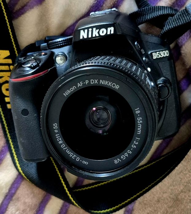 Vând aparat foto Nikon D5300 + obiectiv AF-P Nikkor 18-55 VR