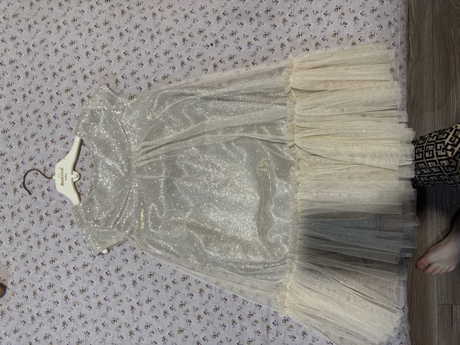 Продам платья для девочки на  3-4 года