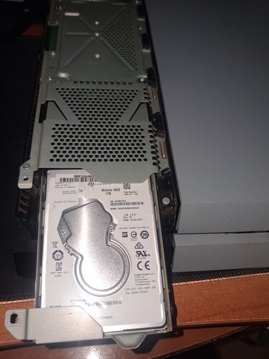 Vând consolă PS4 cu controller
