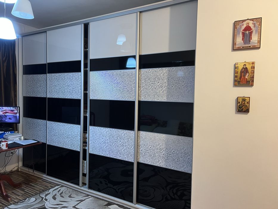 Vind dulap deosebit-dressing,impecabi lucios din mdf, pt o casa,living