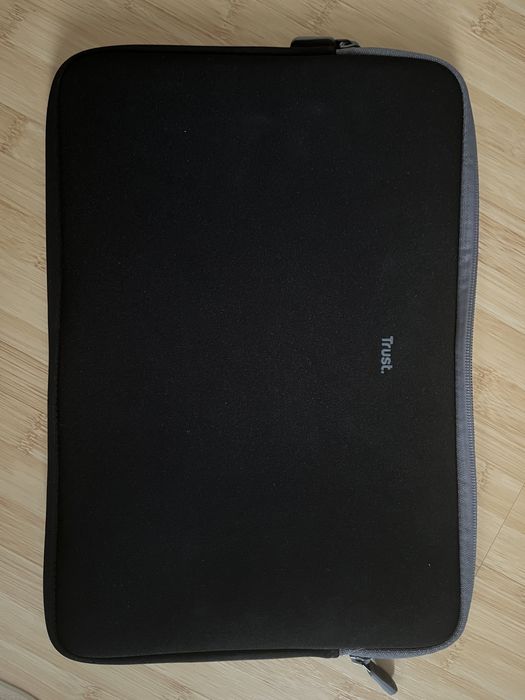 Apple MacBook Pro 13” 2017 cu touchbar + husa protectoare Hama