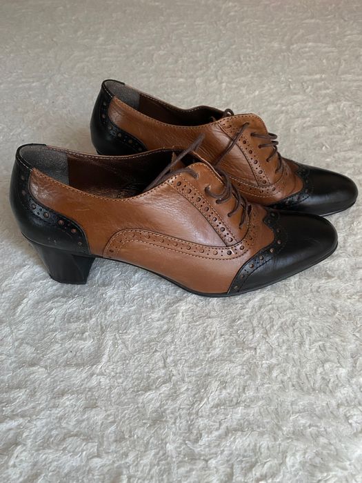 Дамски обувки с нисък ток и връзки