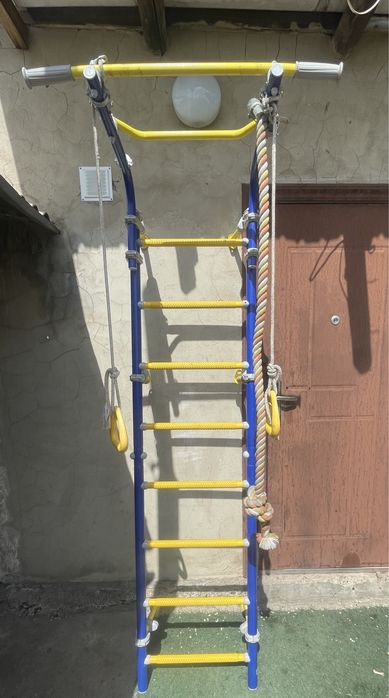 Турник настенный
