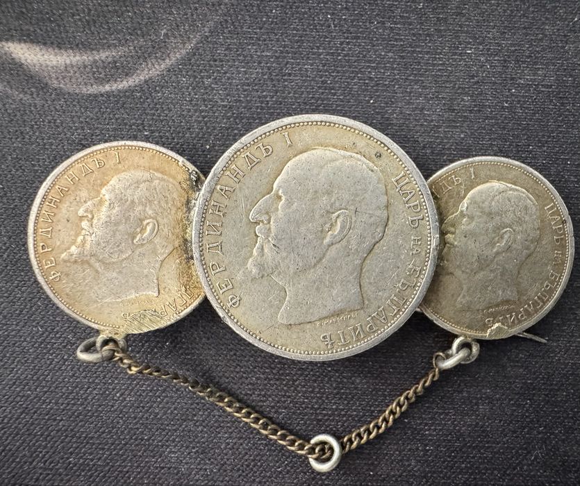 стара сребърна брошка от монети