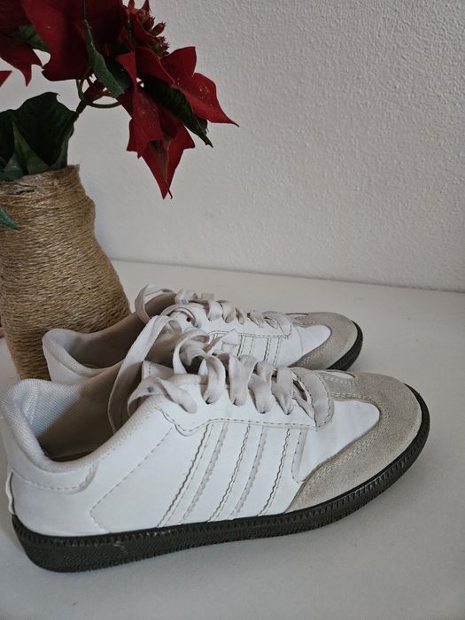 Adidasi mărimea 38