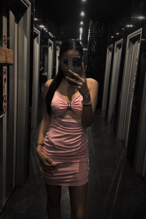 Елегантна розова рокля подходяща за всеки повод