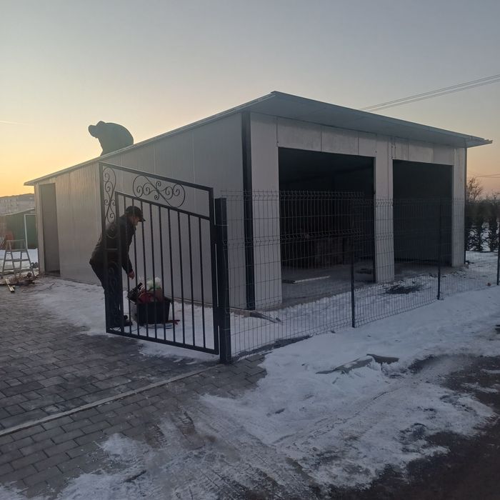 Vand garaj auto pe structura metalica