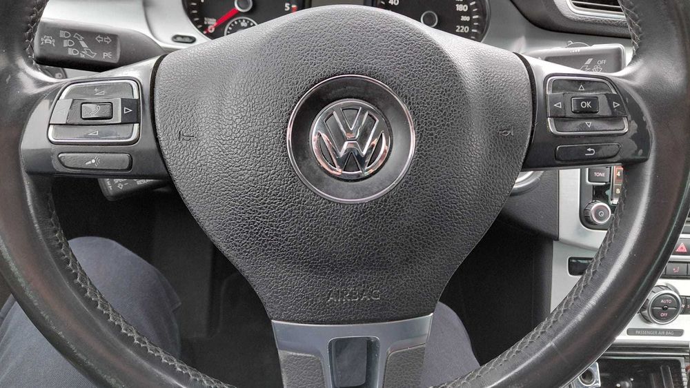 Vand VW Passat B7 Highline Berlina 2.0 TDI manuală