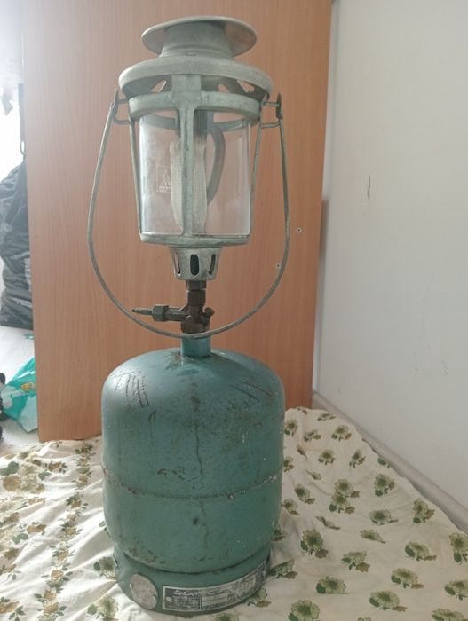 Lampă pe gaz vintage cu butelie – model vechi