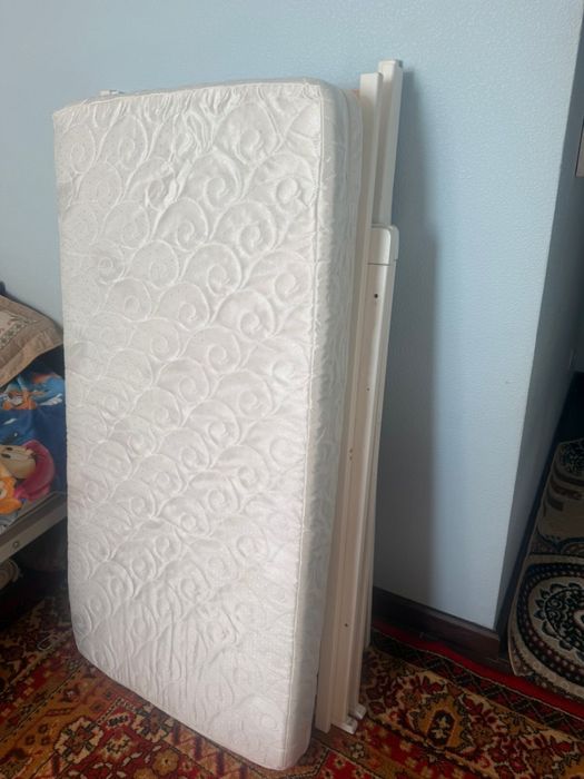 Детская кровать в отличном состояний с матрасом