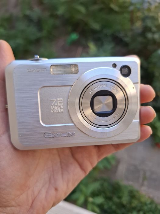 Компактен дигитален фотоапарат CASIO EXILIM EX-Z750